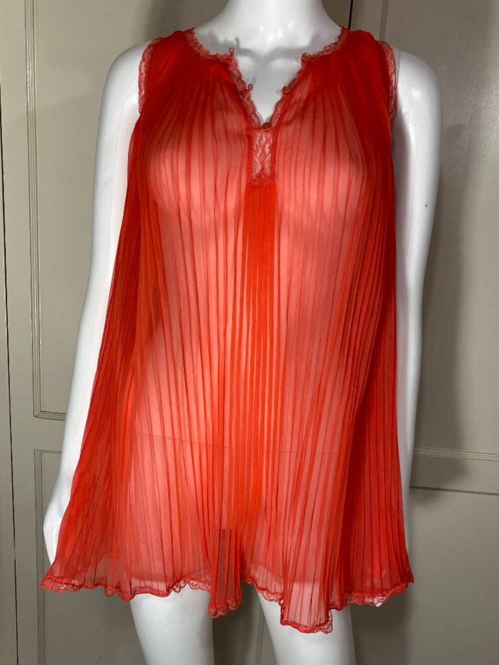 VINTAGE VANITY FAIR Red Pleated Sheer Nylon Nightgown Negligee Lace XS USA